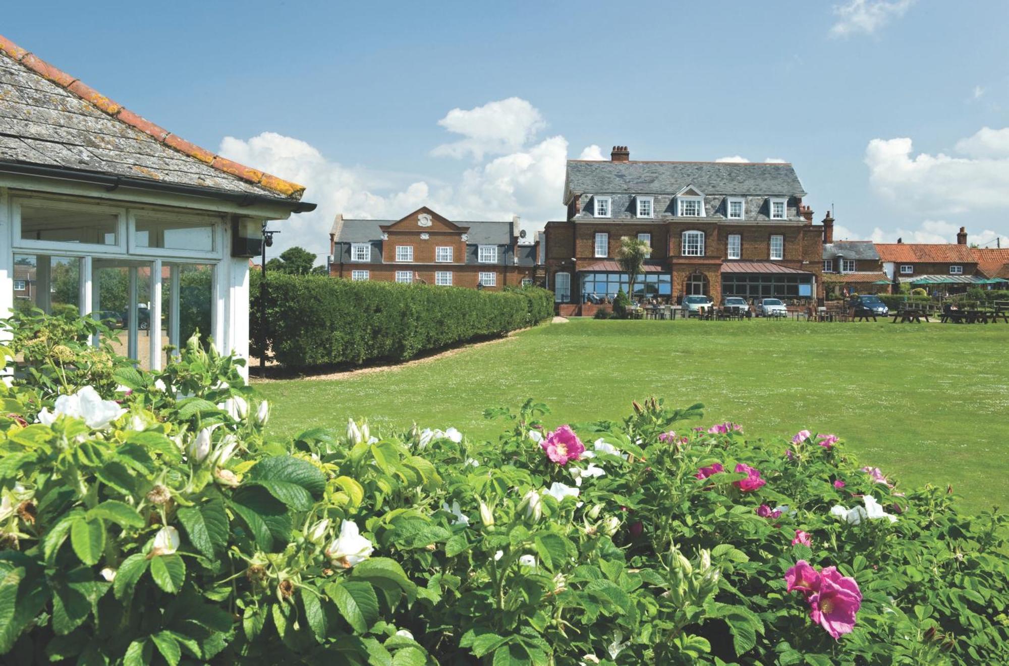 Old Hunstanton Le Strange Arms Hotel Bagian luar foto